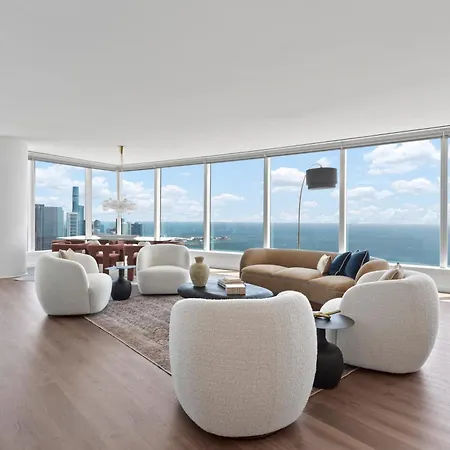 Lux Apts With Lake Views And Top Amenities